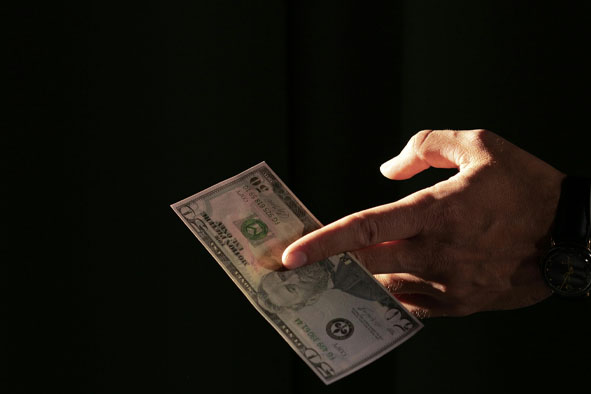 揭秘各年龄层的真实收入，你的月薪多少才算高？朋友圈人均百万只是假象？调查结果让人大跌眼镜！-思维脑洞